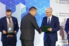 Dr inż. S. Wolski odbiera gratulacje od wiceministra I. Zyski,