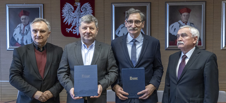 Od lewej: prof. T. Siwowski, prof. P. Koszelnik, mgr inż. arch. A. Sapeta, prof. M. Gosztyła, 