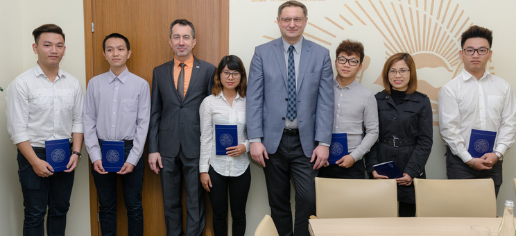 Wręczenie legitymacji PRz studentom z Wietnamu