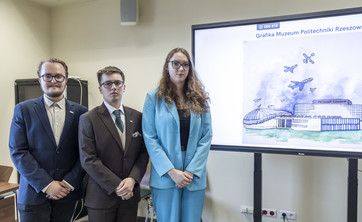 Prezentacja pierwszego etapu projektu architektonicznego Muzeum Politechniki Rzeszowskiej. Od lewej: J. Skierski, H. Leszczyński, P. Matyś,