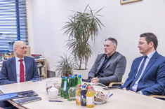 Od lewej: prof. dr hab. inż. Jarosław Sęp, mgr inż. pil. T. Nowosielski, mgr D. Gębarowski.