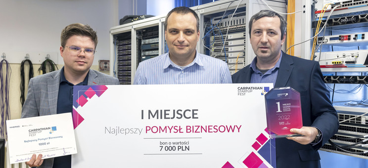 Od lewej: mgr inż. Paweł Kuraś, prof. PRz Dominik Strzałka, dr Michał Piętal,