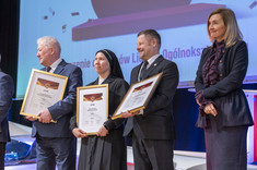 Dyrekor A. Szymanek, wicedyrektor siostra O. Dremlyga, dyrektor P. Dobrowolski, podkarpacki kurator oświaty D. Nowak-Maluchnik,
